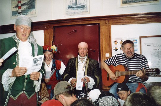 Im Kreise 'echter' Piraten auf der 'Ide Min' 2003