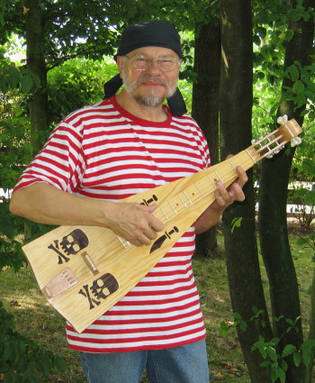 Der Autor mit der weltweit einzigen Piratenzither 2006